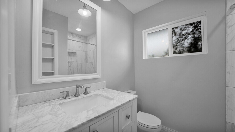 Building Photo - 1635 E Oak St