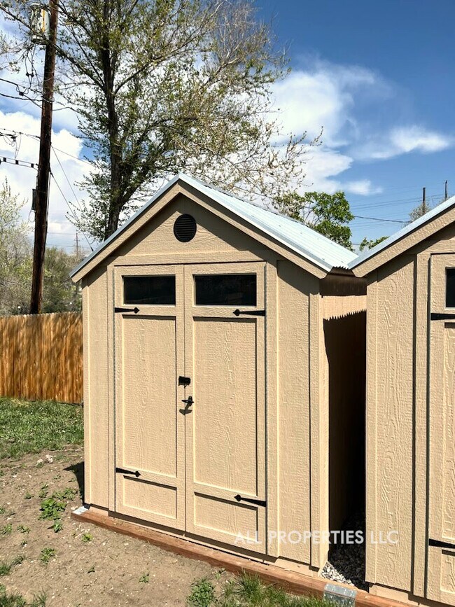 Building Photo - 1005 Newton St