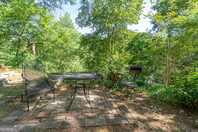 Building Photo - 585 White Cir