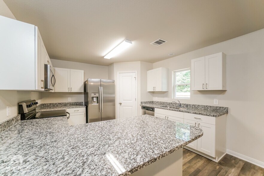 Building Photo - 15668 Del Norte Dr