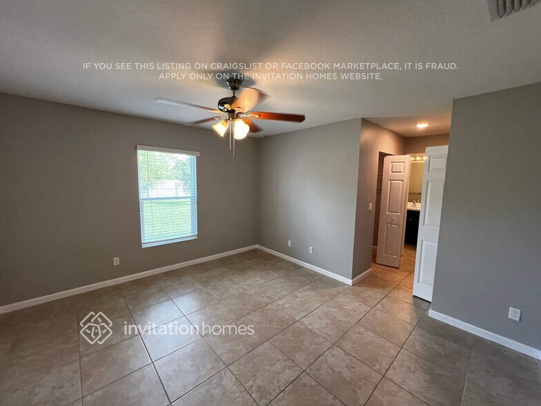 Building Photo - 371 SW Aero Cir