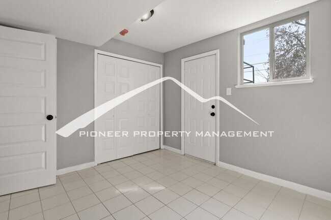 Building Photo - Gorgeous Home with Washer/Dryer and Fenced Yard