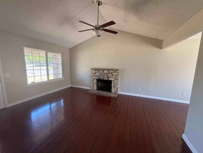 Building Photo - 1 Deertree Ct