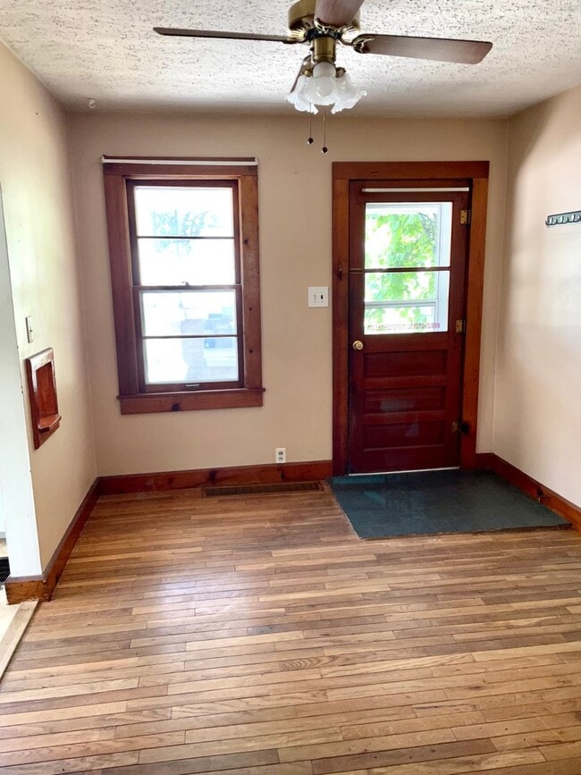 Building Photo - 3 bed/1 bath home near Upland Brewery avai...