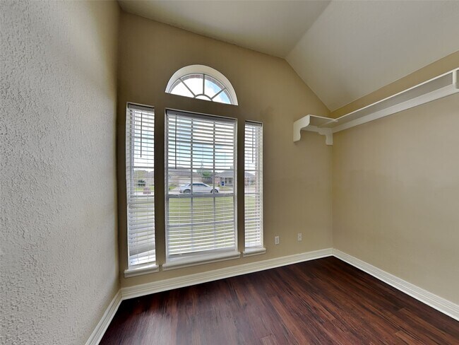 Building Photo - 2922 31st Ave N