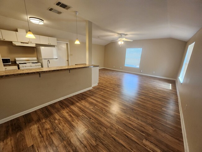 Building Photo - 608 Genard St