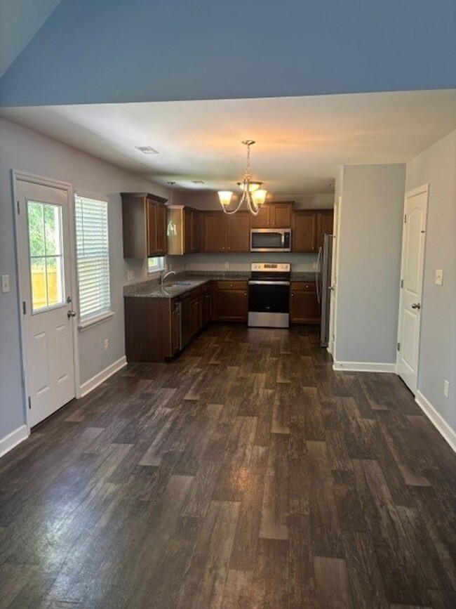 Building Photo - Beautiful 3 bedroom, 2.5 bath home with Bo...