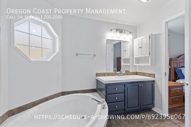 Building Photo - 2347 N Chinook Ln