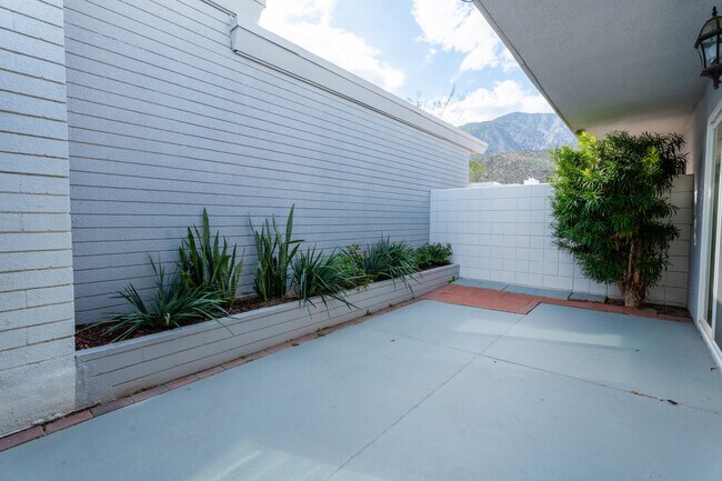Building Photo - 2518 S Sierra Madre