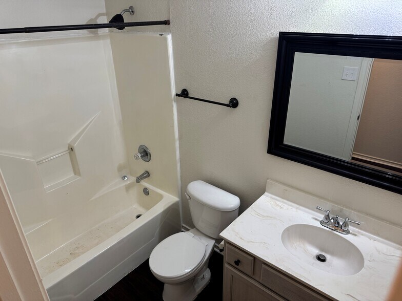 Hall Bathroom - 203 San Angelo Ave