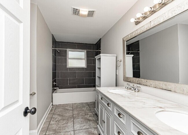 Building Photo - 636 Castlewood St