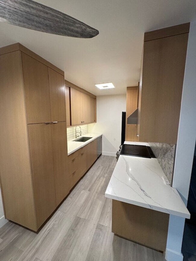 Building Photo - Modern Alamitos Beach 2 bedroom Condo plus...