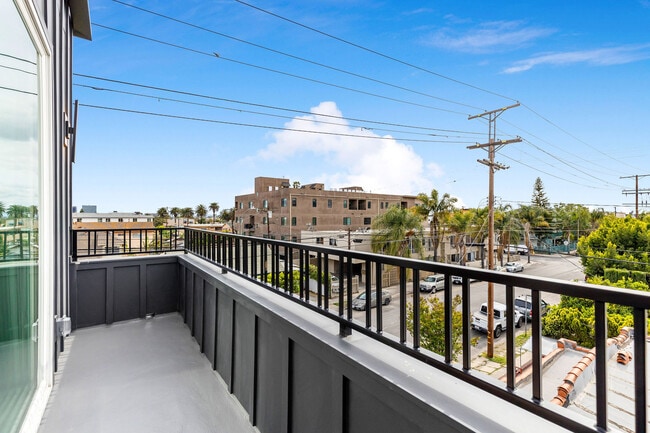 Building Photo - 603 N Harvard Blvd