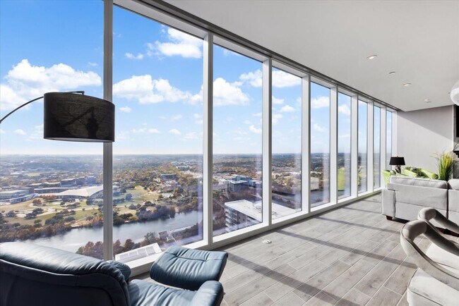 Primary Photo - 301 West Ave