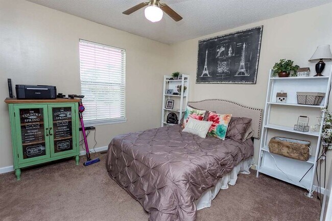 Building Photo - BEAUTIFUL SINGLE FAMILY HOME