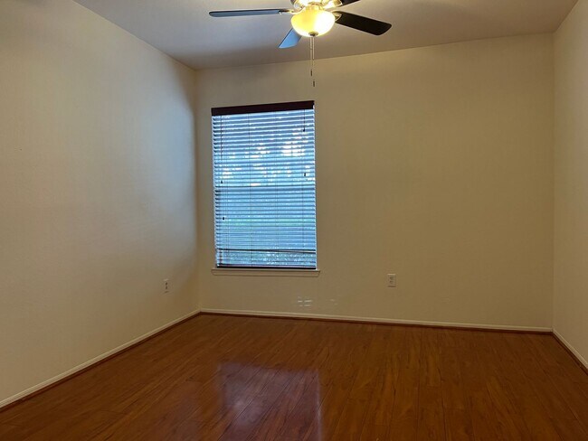 Building Photo - Spacious 1 Bedroom Ground Floor Condo