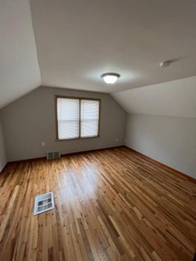 Building Photo - Beautifully maintained 3 bed - 1.5 Bath in Lincoln Park!