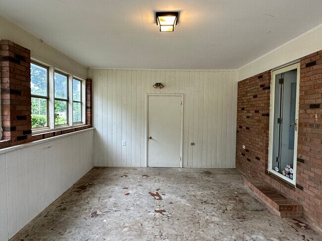 Building Photo - 1600 Plumcrest Dr