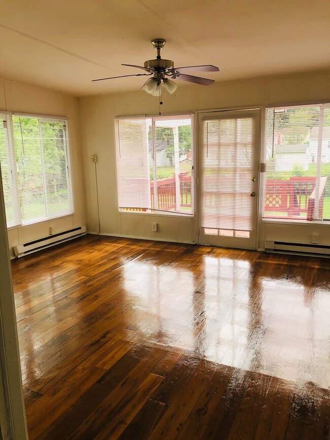 Building Photo - Adorable 3 bdrm/1.5 bath Home on a Corner ...
