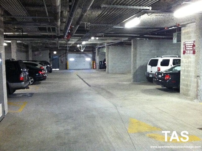 Building Photo - 1544 W Glenlake Ave