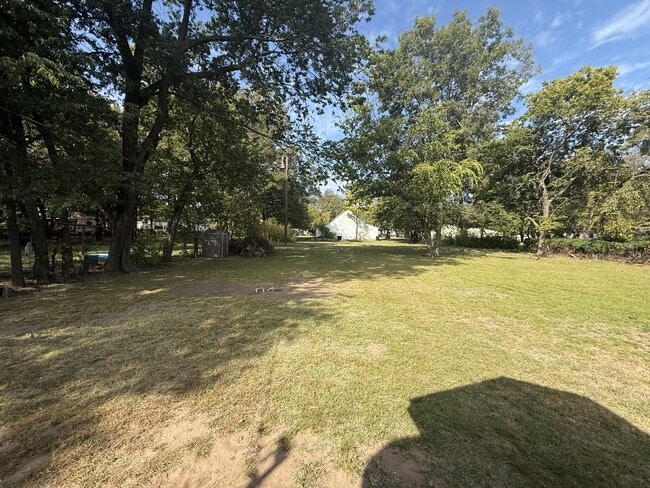 Building Photo - 408 W 7th St