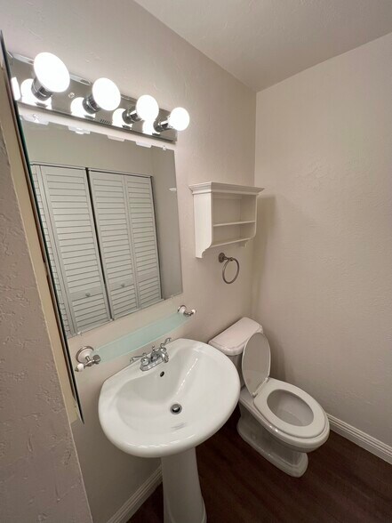 1/2 Bath + Laundry - 9861 Caspi Gardens Dr