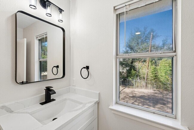 Building Photo - 1708 E 17th St