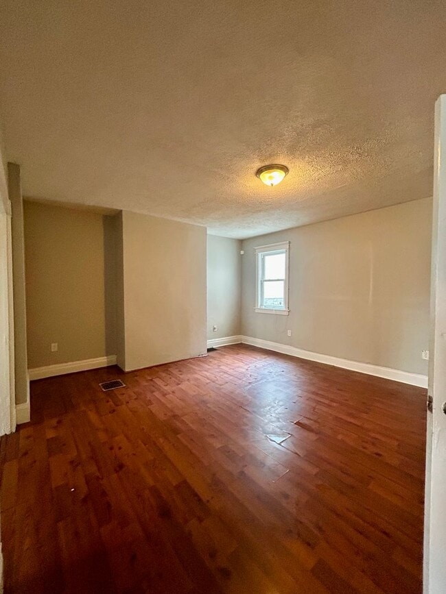 Building Photo - 2 Bedroom w/large attic space l Housing Vo...