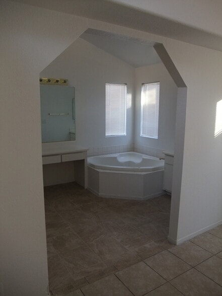 master bath hot tub - 419 S Tonopah Dr