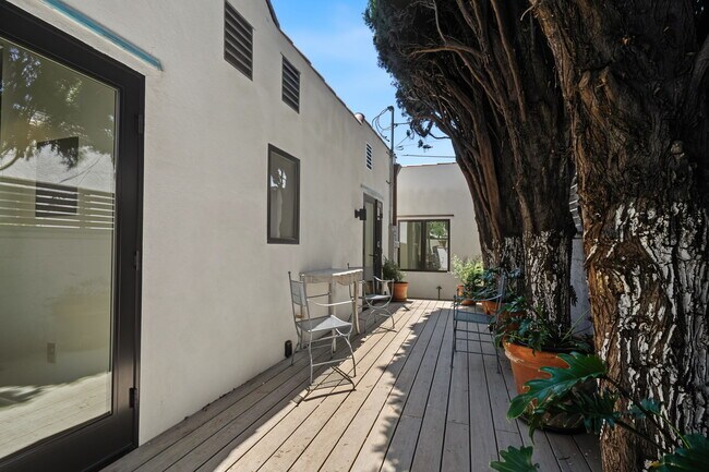 Building Photo - 9001 Rosewood Ave