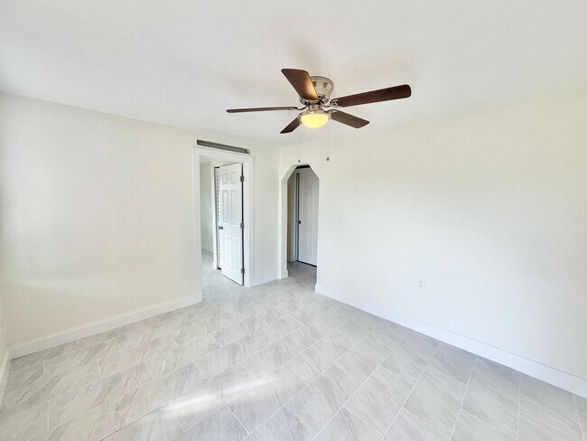 Building Photo - 618 6th Ave