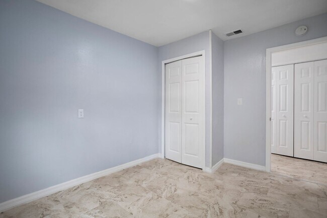 Building Photo - Very large 4bdrm/2bath House, Ready End of February