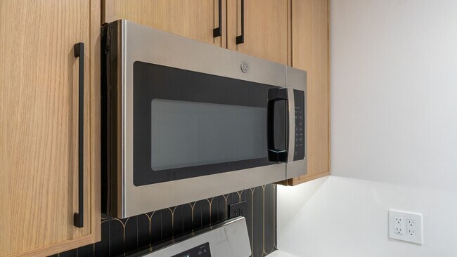 Building Photo - Contemporary 2-Bed, 2-Bath Garden Apartment in Uptown – Move-In Ready!