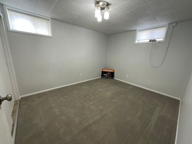 Building Photo - 4 Bedroom 2 Bath 2 Car Garage Home- Dog Friendly and RV parking.