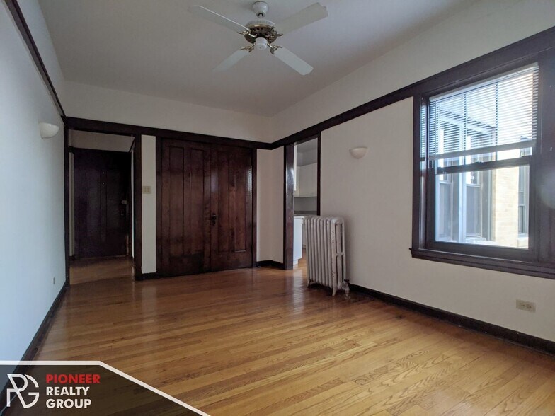 Building Photo - 822 W Waveland Ave