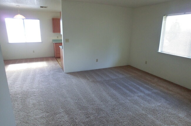 Building Photo - 2 BED 1 BATH DUPLEX