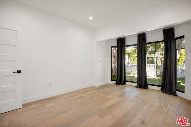 Building Photo - 1203 N Poinsettia Pl