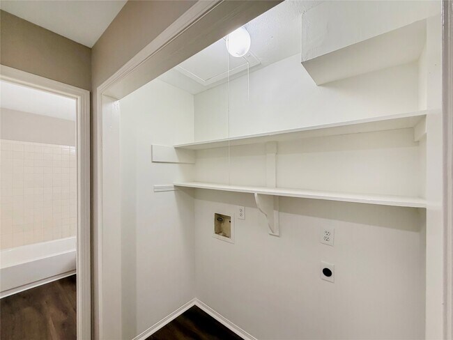 Building Photo - 3230 Sycamore Springs Dr