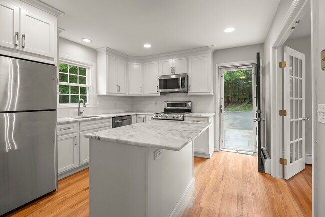 Building Photo - 61 Knollwood Dr