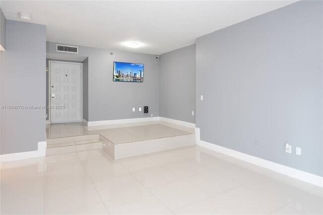 Building Photo - 6061 Collins Ave