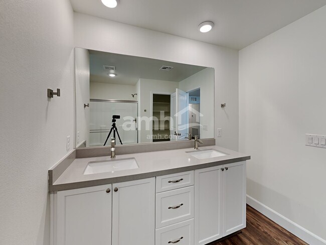 Building Photo - 6054 Theodore St