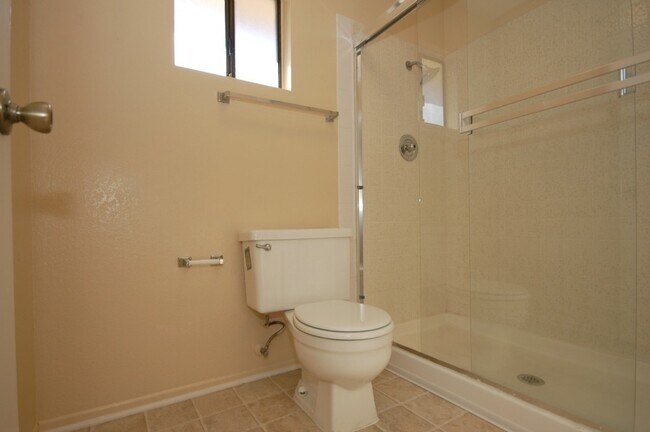 Building Photo - Beautiful 4BR/2.5BA Condo in Tanglewood!!!