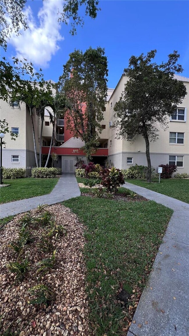 Building Photo - 8215 Lake Dr