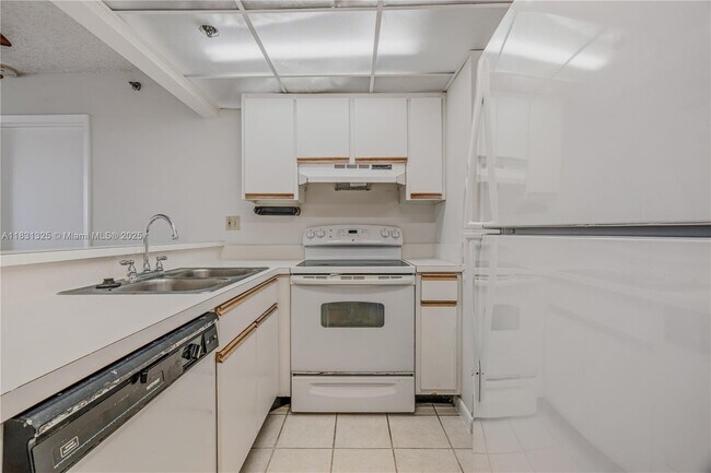 Building Photo - 540 Brickell Key Dr