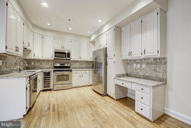 Building Photo - 5453 Whitley Park Terrace