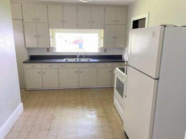 Building Photo - 2 Bedroom Bungalow Home