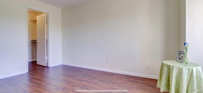 Building Photo - 22 Lakeview Ct
