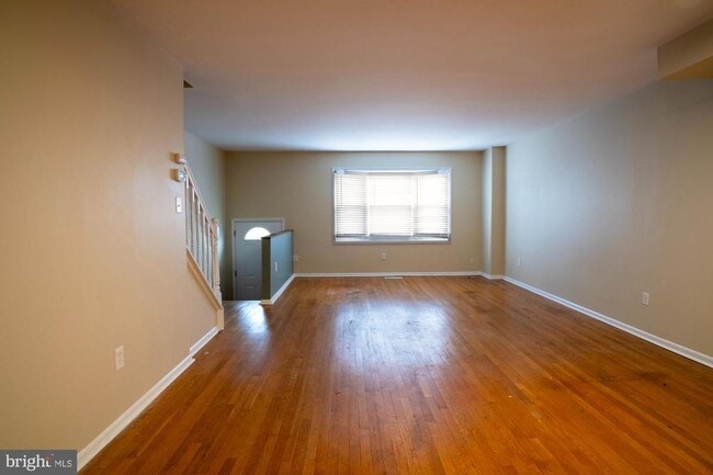 Building Photo - 933 Elm Rd