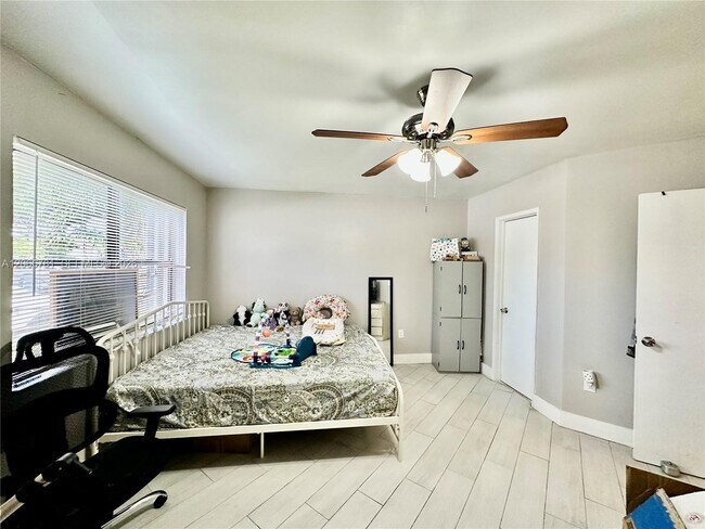Building Photo - 9427 Fontainebleau Blvd