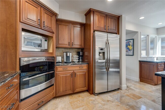 Building Photo - 840 Pinehurst Dr
